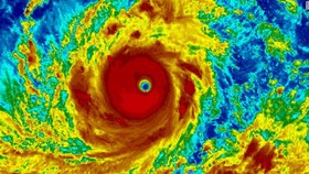 “Siêu bão” Mangkhut đang di chuyển nhanh vào biển Đông