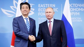 Tổng thống Nga Vladimir Putin và Thủ tướng Nhật Bản Shinzo Abe tại Diễn đàn Kinh tế Phương Đông (EEF). Ảnh: Reuters.