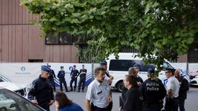 Cảnh sát phong tỏa công viên Maximilien ở Brussels, Bỉ, sau vụ tấn công ngày 17-9-2018. AP