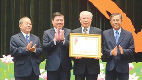 Chủ tịch UBND TPHCM Nguyễn Thành Phong trao Huân chương Lao động hạng nhất của Chủ tịch nước cho Hội Bảo trợ bệnh nhân nghèo TP