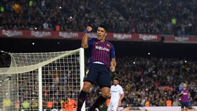 Tiền đạo Luis Suarez ghi bàn thắng vào lưới Sevilla, nâng tỷ số lên 3 - 0 cho Barcelona