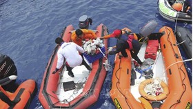 Lực lượng tìm kiếm cứu hộ chuyển các đồ vật, tư trang của nạn nhân vụ tai nạn máy bay Lion Air JT 610. Ảnh: THX/TTXVN