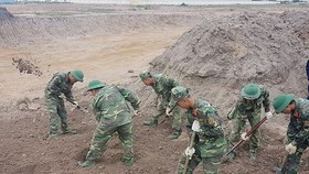 Lực lượng Công binh Bộ Tư lệnh TPHCM tham gia tìm kiếm hài cốt liệt sĩ. Ảnh: Hoài Nam