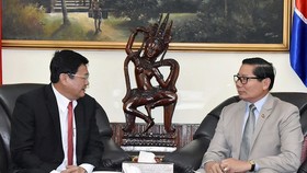 Phó Chủ tịch UBND TPHCM Huỳnh Cách Mạng chúc mừng kỷ niệm 65 năm Ngày Độc lập Vương quốc Campuchia đến Tổng Lãnh sự Vương quốc Campuchia tại TPHCM Im Hen. Ảnh: hcmcpv