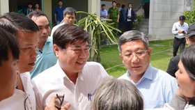 Chủ tịch UBND TPHCM Nguyễn Thành Phong trao đổi cùng người dân Thủ Thiêm. Ảnh: Việt Dũng
