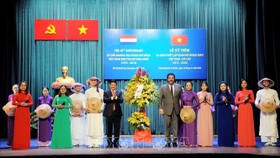 Phó Chủ tịch UBND TPHCM Huỳnh Cách Mạng và Tổng lãnh sự Vương quốc Hà Lan tại TPHCM Carel Richter tặng hoa các nghệ sỹ biểu diễn tại buổi lễ. Ảnh: TTXVN