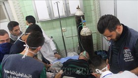 Điều trị cho nạn nhân bị thương sau một vụ tấn công ở Aleppo, Syria ngày 24-11-2018. Ảnh: TTXVN