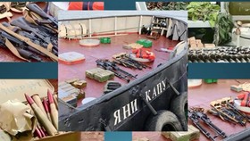 Vũ khí và đạn dược thu giữ được trên tàu pháo của Ukraine. Ảnh: FSB