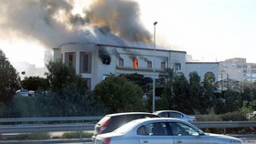 Khói bốc lên từ tòa nhà trụ sở Bộ Ngoại giao Libya ở Tripoli sau vụ tấn công ngày 25-12-2018. Ảnh: REUTERS