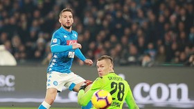 Dries Mertens trong pha ghi bàn vào lưới thủ môn L.Skorupski, ấn định chiến thắng 3 - 2 cho Napoli trước Bologna