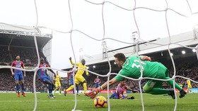 N'Golo Kante ghi bàn thắng duy nhất vào lưới Crystal Palace giúp Chelsea bám sát Tottenham trên bảng xếp hạng. Ảnh: REUTERS