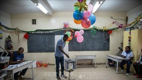 Cử tri bỏ phiếu tại một điểm bầu cử ở Goma, CHDC Congo, ngày 30-12-2018. Ảnh: TTXVN