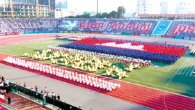 Màn đồng diễn của các tầng lớp nhân dân Campuchia trong lễ kỷ niệm 40 năm ngày Chiến thắng 7-1.Ảnh: Phnom Penh Post