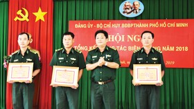 Đại tá Nguyễn Duy Thắng, Chính ủy Bộ đội Biên phòng TP, khen tặng các đơn vị xuất sắc. Ảnh: QUANG HUY