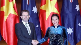 Chủ tịch Quốc hội Nguyễn Thị Kim Ngân đón Chủ tịch Thượng viện Australia Scott Ryan. Ảnh: TTXVN