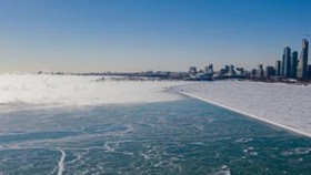 Hồ Michigan tại Chicago, Mỹ, đóng băng trong thời tiết giá lạnh ngày 30-1-2019. Ảnh: THX/ TTXVN