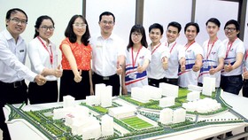 TS Dương Thị Thùy Vân (thứ 3 từ trái sang) hướng dẫn sinh viên làm sa bàn Trường ĐH Tôn Đức Thắng
