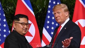 Tổng thống Mỹ Donald Trump (phải) và nhà lãnh đạo Triều Tiên Kim Jong Un tại cuộc gặp ở Singapore ngày 12-6-2018. Ảnh: TTXVN