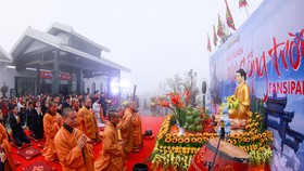 Khai hội xuân mở cổng trời Fansipan, du khách nô nức về chiêm bái xá lợi Phật trên đỉnh thiêng