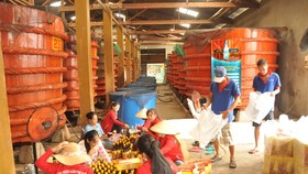 Sản xuất nước mắm truyền thống tại một cơ sở ở Phú Quốc