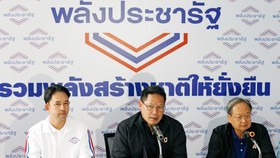 Uttama Savanayana, lãnh đạo Đảng Palang Pracharat, tổ chức họp báo tại Bangkok ngày 27-3. Ảnh: Reuters