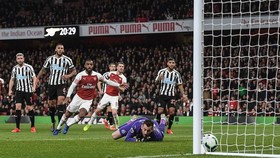Ramsey (áo đỏ, phải) sút tung lưới Newcastle, mở tỷ số 1 - 0 cho Arsenal.