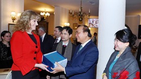 Thủ tướng Nguyễn Xuân Phúc làm việc với bà Ioana Madalina Lupea, tỉnh trưởng tỉnh Prahova. Ảnh: TTXVN