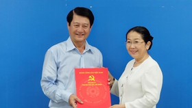 Đồng chí Võ Thị Dung trao quyết định nghỉ hưu cho đồng chí Lê Trọng Hiếu