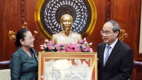 Tân Tổng lãnh sự CHDC Nhân dân Lào tại TPHCM Phimpha Keomixay tặng quà cho Bí thư Thành ủy Nguyễn Thiện Nhân. Ảnh: hcmcpv