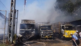 Vụ cháy làm 3 xe tải và nhiều tài sản khác bị thiêu rụi. Ảnh: TTXVN