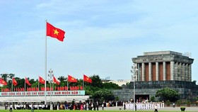 Hơn 45 nghìn lượt khách viếng Lăng Chủ tịch Hồ Chí Minh dịp lễ 30-4 và 1-5. Ảnh: vtv