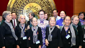 Chủ tịch Quốc hội Nguyễn Thị Kim Ngân với đoàn đại biểu Đội quân tóc dài tỉnh Bến Tre. Ảnh: TTXVN