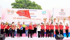 Phó Bí thư Thành ủy TPHCM Võ Thị Dung trao cờ xuất quân chiến dịch Kỳ nghỉ hồng