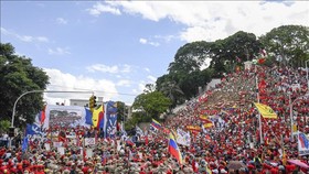 Người dân tham gia tuần hành phản đối các biện pháp trừng phạt của Mỹ tại Caracas, Venezuela, ngày 10-8-2019
