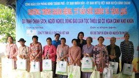 Bà Huỳnh Thị Lan Phương, Phó Tổng Giám đốc Công ty VWS tặng quà cho người dân xã Phong Phú và Đa Phước