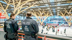 Cảnh sát Đức kiểm soát an ninh tại sân bay