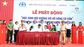 Đại diện các trường THPT trên địa bàn tỉnh Tuyên Quang ký kết với Bộ Giáo dục và Đào tạo, Ủy ban ATGT Quốc gia về tăng cường công tác tuyên truyền, giáo dục pháp luật về nồng độ cồn cho học sinh