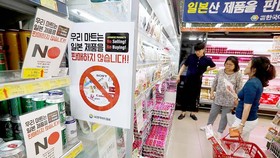 Một siêu thị ở Hàn Quốc dán biểu ngữ không mua bán hàng hóa của Nhật Bản