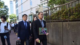 Anh Lê Anh Hào (trái), bố của bé Nhật Linh, tới Tòa án quận Chiba, Nhật Bản khi bắt đầu phiên tòa sơ thẩm xét xử nghi phạm Yasumasa Shibuya ngày 4-6. Ảnh: TTXVN