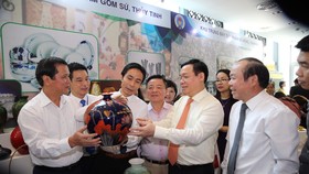 Phó Thủ tướng Vương Đình Huệ thăm các gian hàng tại Hội nghị. Ảnh: VGP