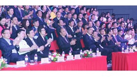 Thủ tướng Nguyễn Xuân Phúc và các đại biểu tham dự buổi lễ tôn vinh doanh nhân Việt Nam. Ảnh: TTXVN