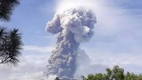 Núi lửa phun trào, động đất ở Indonesia