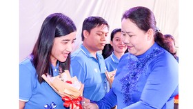 Phó Chủ tịch LĐLĐ TPHCM Lê Thị Kim Thúy trao biểu trưng, huy hiệu Vì sự nghiệp CEP tặng cán bộ nhân viên
