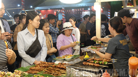  Liên hoan thu hút đông đảo thực khách tham quan, thưởng thức món ngon Việt Nam và các nước. Ảnh: hcmcpv