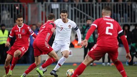 Ronaldo (áo trắng) đi bóng trước hàng phòng ngự Luxembourg