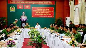 Bộ trưởng Bộ Công an Tô Lâm và Chủ tịch UBND TPHCM Nguyễn Thành Phong nghe lãnh đạo Công an TPHCM báo cáo công tác đảm bảo an ninh trật tự trên địa bàn. Ảnh: TUẤN VŨ