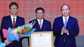 Thủ tướng Nguyễn Xuân Phúc trao Huân chương Lao động hạng nhất của Chủ tịch nước tặng Học viện Chính trị khu vực III. Ảnh: TTXVN