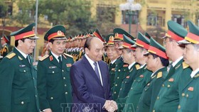 Thủ tướng Nguyễn Xuân Phúc với các cán bộ, sỹ quan chỉ huy Bộ Tư lệnh Binh chủng Tăng thiết giáp. Ảnh: TTXVN