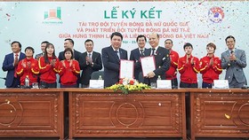 Ông Lê Trọng Khương – Tổng Giám đốc Hưng Thịnh Land (bên phải) và ông Lê Hoài Anh - Tổng thư ký LĐBĐ Việt Nam (bên trái) trong lễ ký kết