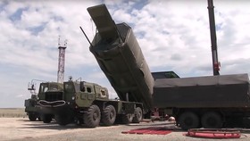 Phương tiện bay siêu thanh Avangard chuẩn bị lắp vào tên lửa liên lục địa. Ảnh: Bộ Quốc phòng Nga.